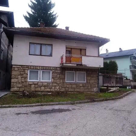 아파트 Private House 야이체